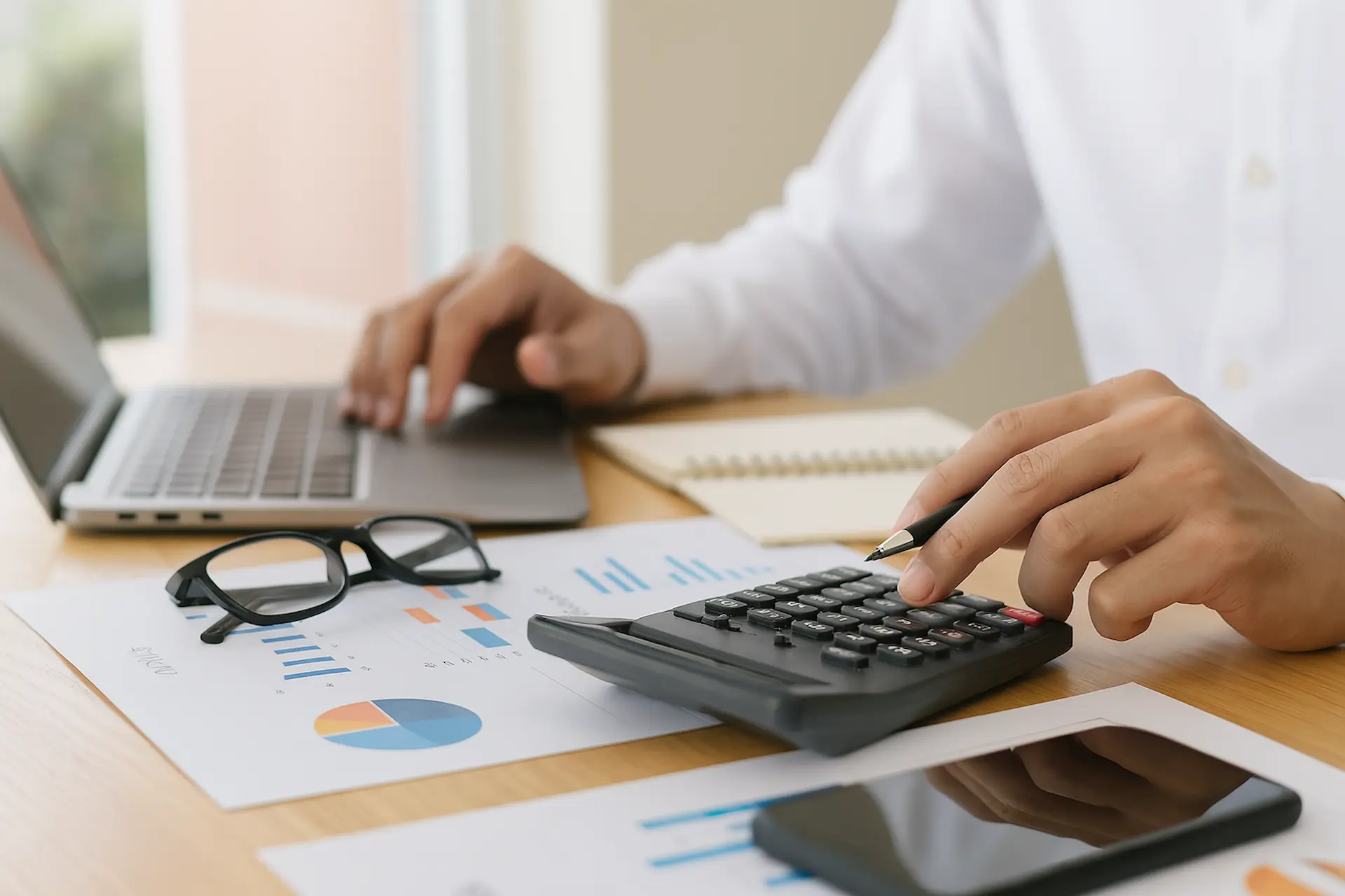 Consulente fiscale che studia strategie fiscali per la tassazione 2025